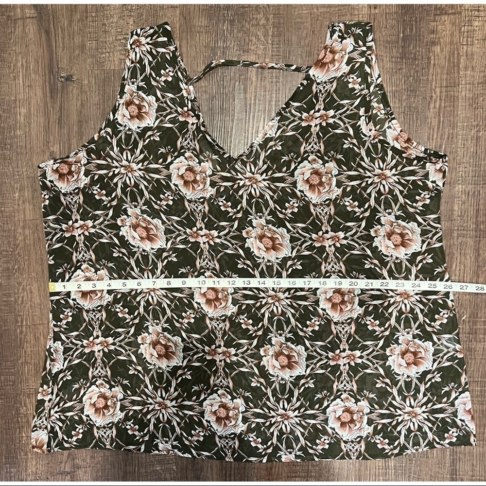 Plus Size Top​​​​​​​​​​​ - Picture 4 of 5